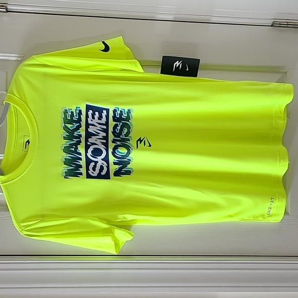 NIKE BRAND BOYS YELLOW SIGNATURE SHORT SLEEVE SHIRT SIZE LARGE MAKE SOME NOISE - Picture 2 of 11